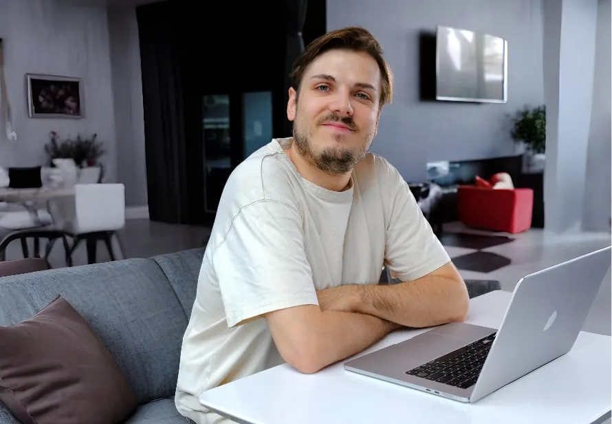 Sebastian Spies bei der Arbeit am Schreibtisch.
